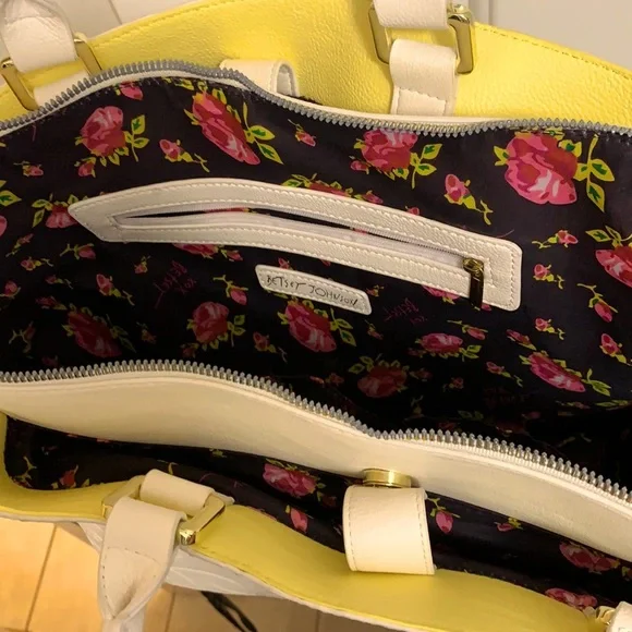 Adorable Betsey Johnson Purse - Picture 5 of 6